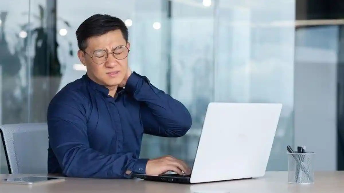 Terlalu Lama Duduk di Belakang Meja? Hati-hati, Ini Kondisi Kesehatan yang Harus Kamu Alami