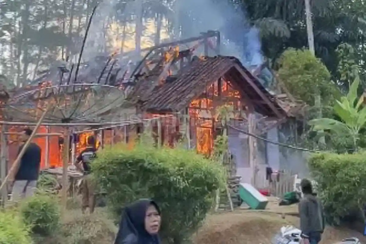 Seisi Rumah di Karangmekar Tasik Dilalap Api hingga Rata dengan Tanah, Kerugian Capai Rp100 Juta