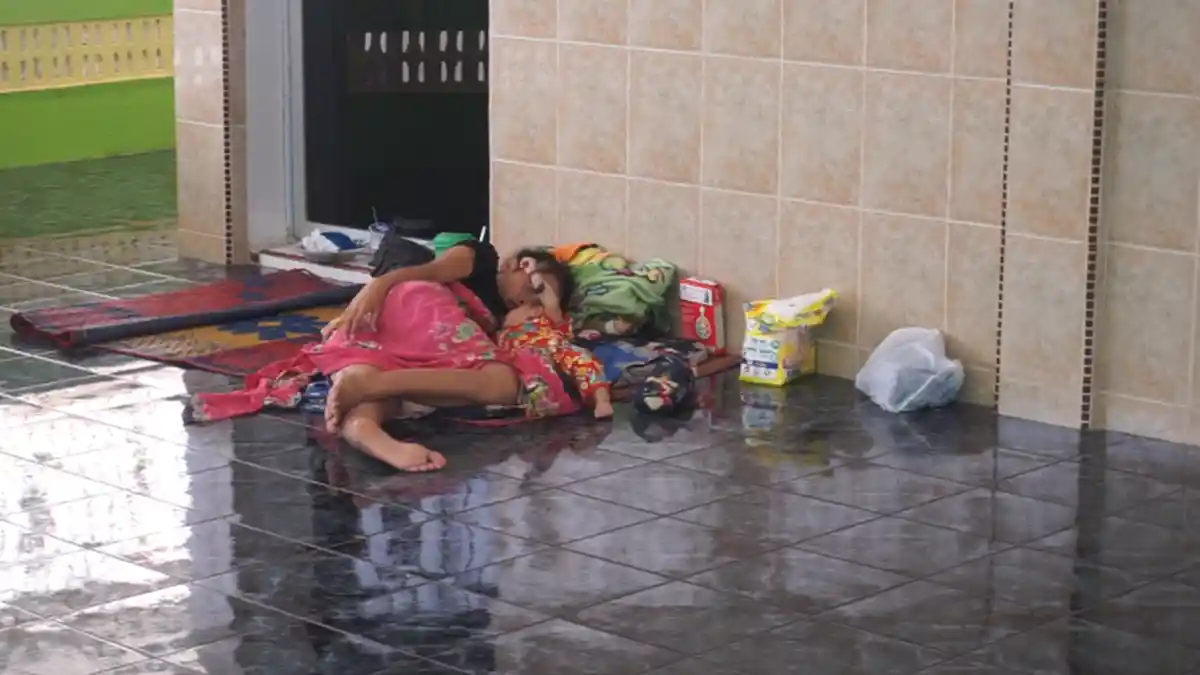 Korban Banjir Terpaksa Mengungsi di Musala, Tidur Cuma Beralaskan Tikar Seadanya