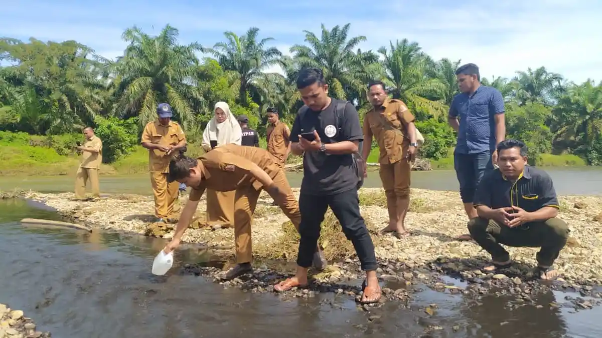 Krueng Tadu Dicemari Limbah, Tim DLH Nagan Raya Periksa Sampel Air