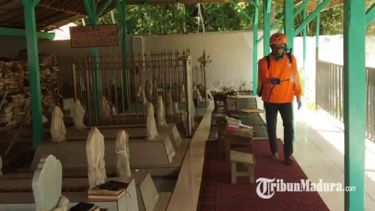 Tekan Penularan Covid-19, FRPB Pamekasan Semprot Disinfektan di Wisata Religi Pasarean Batu Ampar