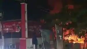 BREAKING-NEWS-Gardu-PLN-di-Anawai-Wua-Wua-Kendari-Sulawesi-Tenggara-Terbakar-Warga-Panik.jpg