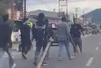 Potret-enam-pria-diduga-debt-collector-mengeroyok-seorang-pria.jpg