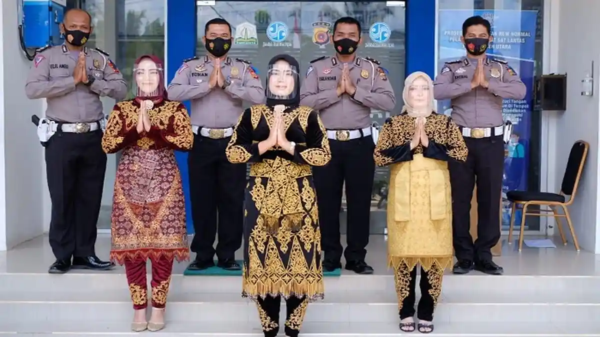 Peringati Hari Kartini, Polwan Polres Aceh Utara Tampil Dengan Pakaian Adat Saat Beri Pelayanan