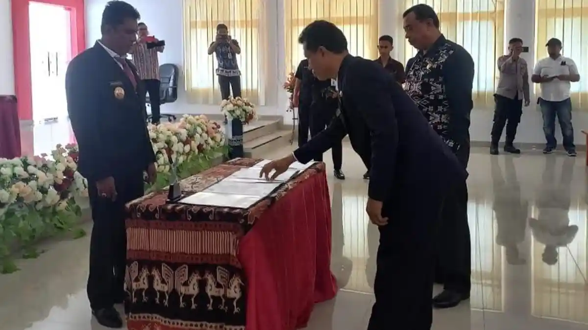 Jabatan Sekda Sumba Timur Resmi Diserahterimakan Domu Warandoy ke Ngadu Ndamu