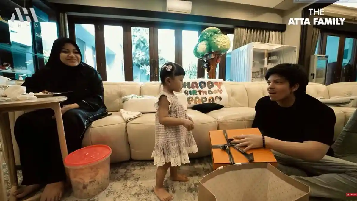 Atta Halilintar Girang dapat Kado Tas Hermes dari Ameena di Ulang Tahun ke-29