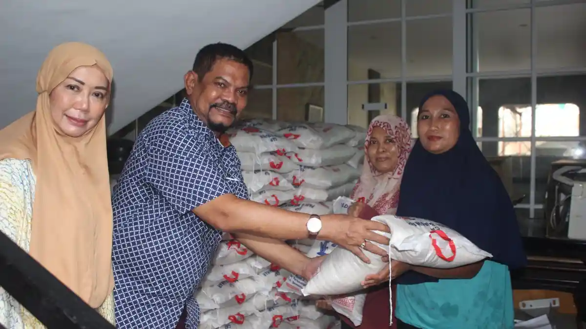 SAMBUT Ramadan, Rahudman Harahap Bagikan 450 Paket Sembako dan Daging ke Masyarakat