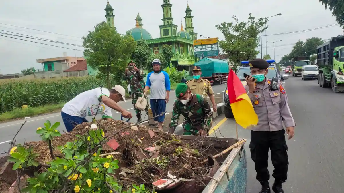 Puluhan Pot Bunga di Jalan Lintas Yogyakarta-Solo di Ceper Klaten Dirusak Orang Tak Dikenal