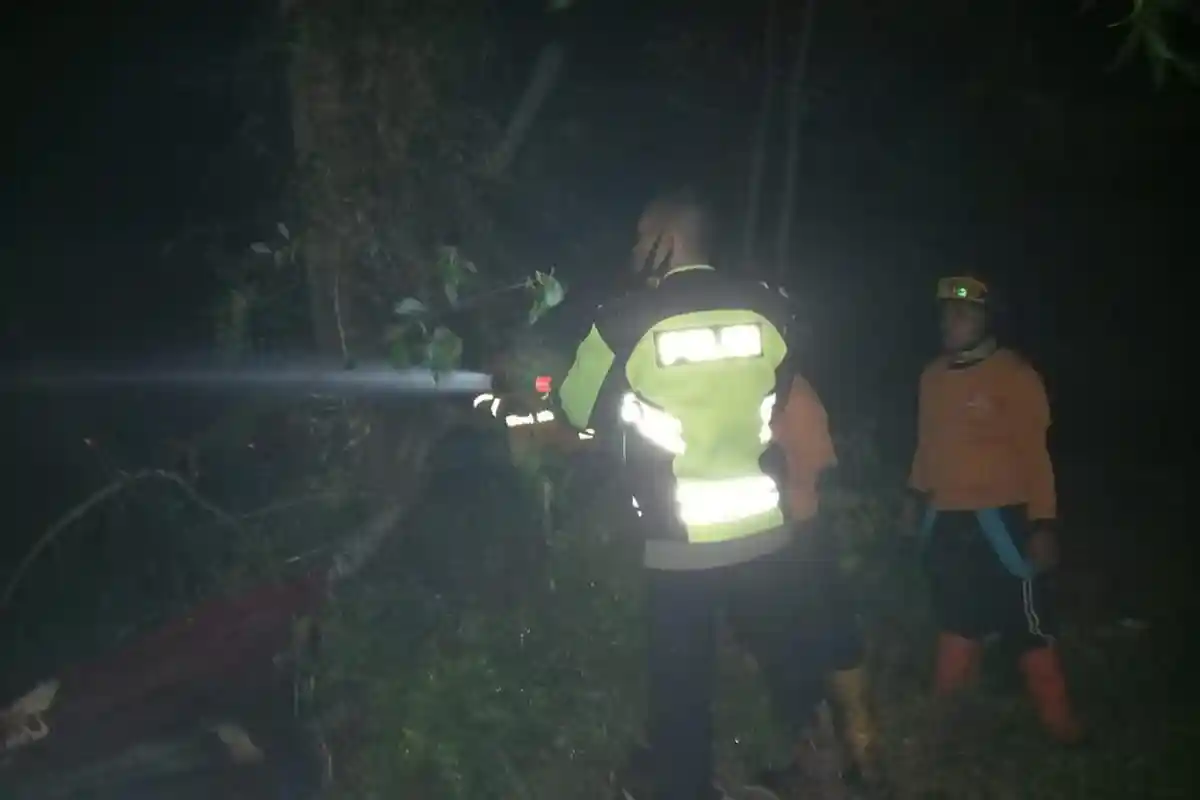 Kebakaran Lahan Mendekati Pondok Pesantren, Kapolsek Kakap dan Tim Karhutla Sigap Lakukan Pemadaman