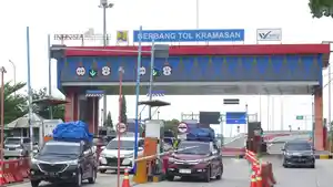 kendaraan-terpantau-melintasi-tol-Kayuagung-Palembang-Kapal.jpg