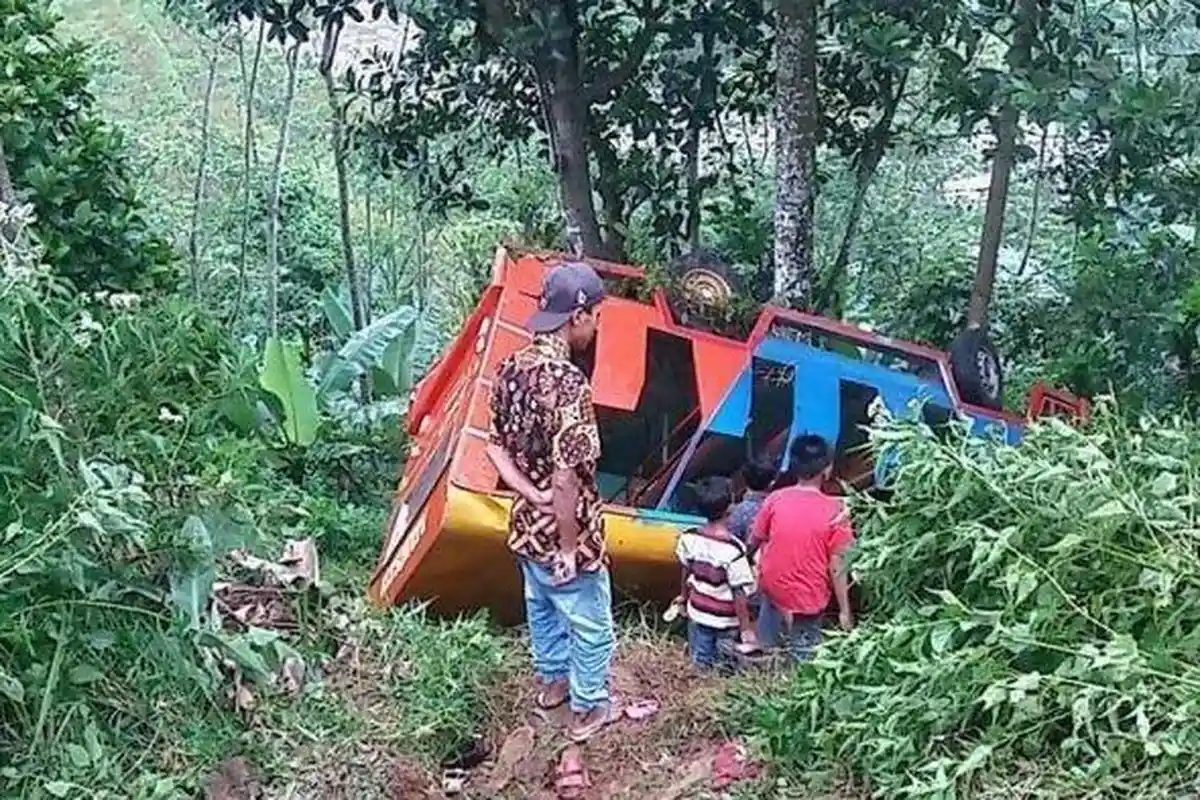 Mobil Rombongan Pengantin Terjun ke Jurang, Bodi Kendaraan Sangkut di Pohon, Balita Tewas Kegencet