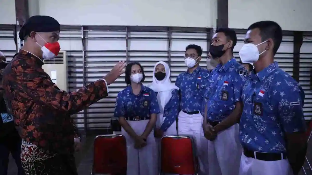 Pantau Penutupan Pendaftaran Ulang PPDB SMA/SMK di Semarang, Ganjar: 100 Persen Mendaftar