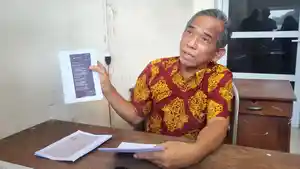Agus-Priyono-menunjukkan-chat-dari-Anton-kepada-Agung.jpg