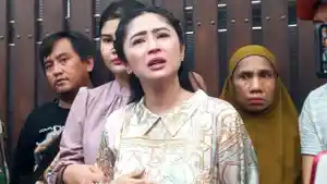 dewi-perssik-menangis-setelah-dibentak-ketua-rt.jpg