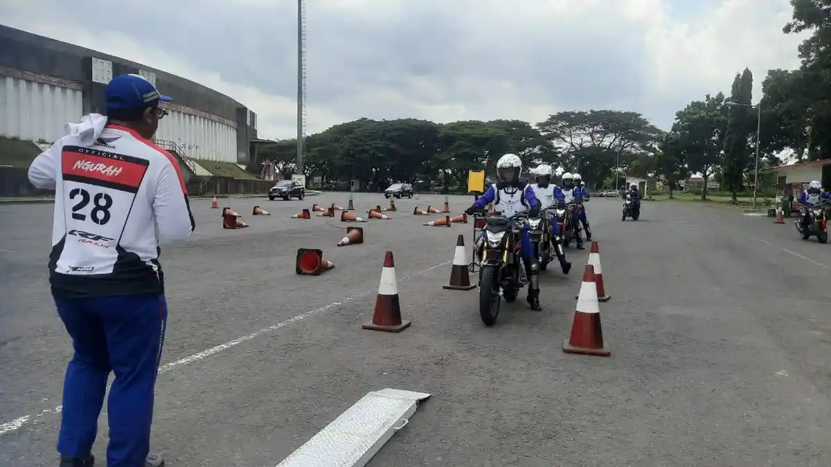 Astra Motor Sulawesi Selatan Bagikan Tips Aman Membawa Barang dengan Motor