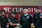 pelatih-psm-darije-kalezic-bersama-bek-abdul-rahman-dan-noel-marcaida-coach-kaya-fc.jpg