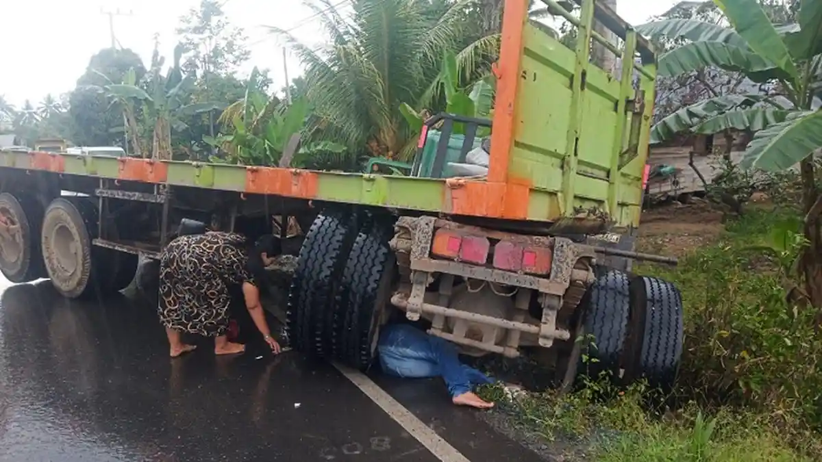 Kecelakaan Kalsel :  Tabrak Tronton, Pengendara Motor Tewas Nyungsep di Bawah Truk