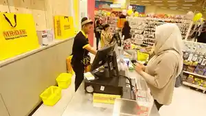 Aktivitas-pembeli-di-salah-satu-gerai-MRDIY.jpg