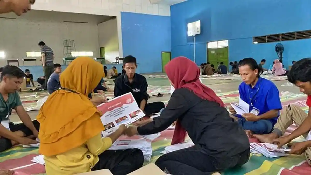 KPU PALI Sumsel Kerahkan 80 Pekerja Lipat Surat Suara Jelang Pemilu 2024