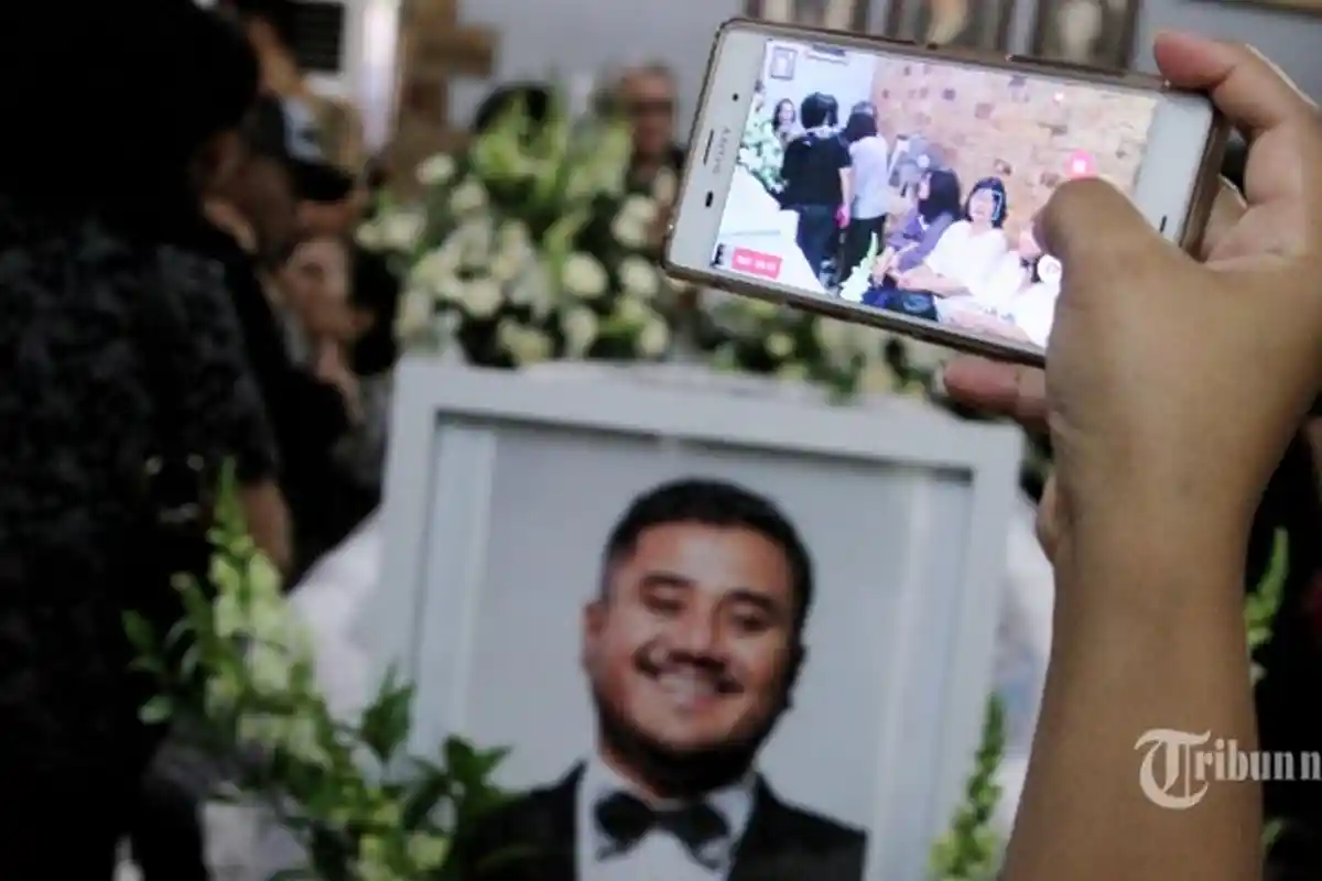 Kesedihan Sang Pacar Mike Mohede, Matanya Sembab, Ogah Bertatapan dengan Orang Banyak