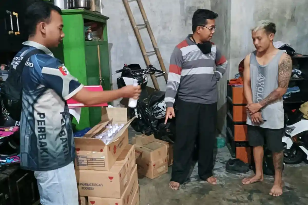 Maunya Operasi Minuman Keras, Polisi Situbondo Malah Temukan Puluhan Botol Alkohol 70 Persen