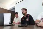 JELANG-LAGA-Pelatih-Persija-Mauricio-Souza-bersama-pemainnya-Eksel-Runtukahu.jpg