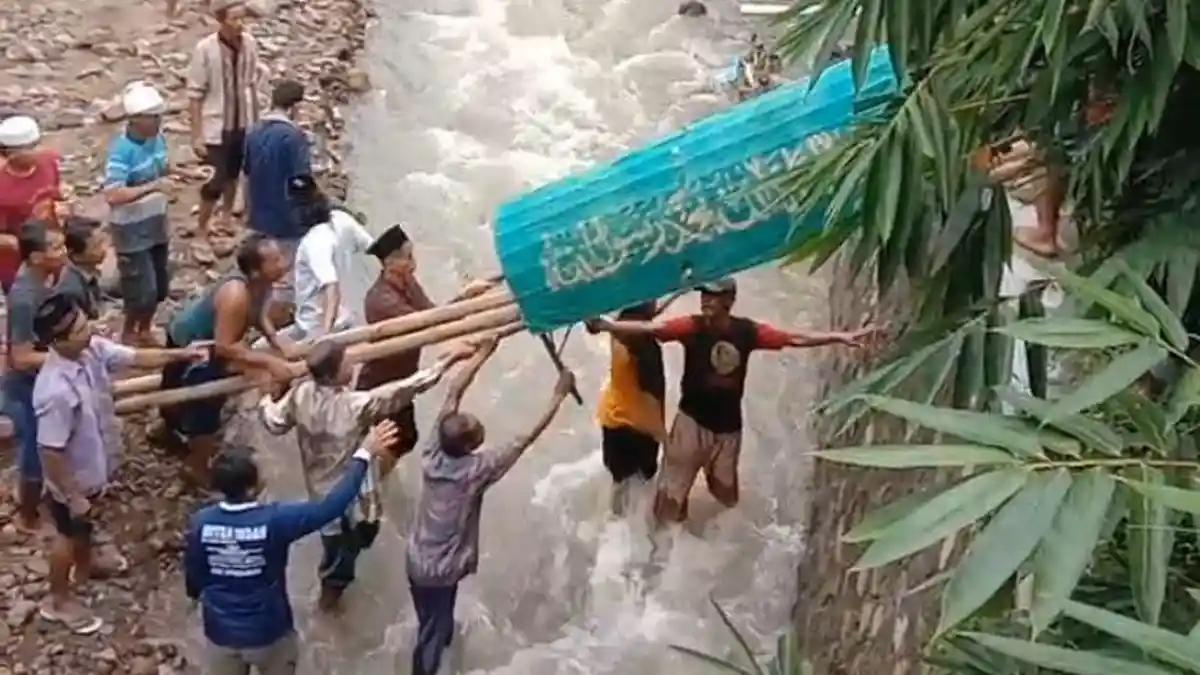 Jembatan Ambrol, Warga Ponorogo Seberangkan Keranda Jenazah Pakai Bambu : Tak Ada Jalan Lain