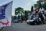 Pemanasan Menuju May Day, Ratusan Buruh FSPMI Kepung Kantor DPRD Jateng