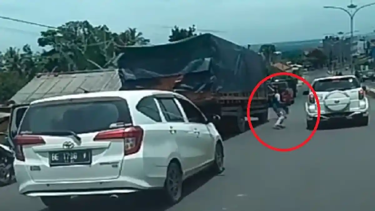 Sekelompok Pria Bertopeng Bersenjata Hentikan Mobil dan Truk di Lampung hingga Layangkan Tembakan