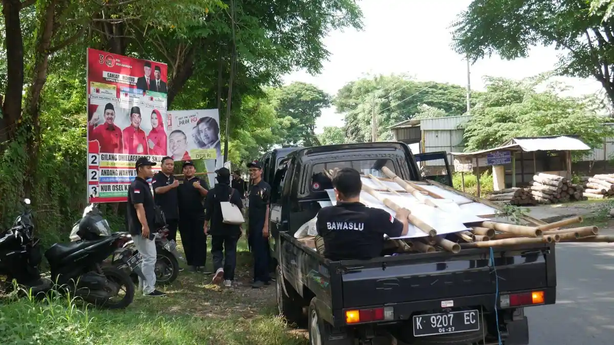 Bawaslu Jepara Copoti Ribuan APK Tak Sesuai Aturan, Sujiantoko: Banyak Dipasang di Zona Terlarang