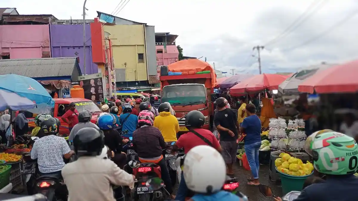 Mogok, Truk Pengangkut Barang Perparah Macet di Pasar Mardika