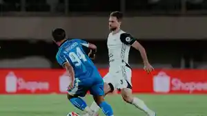 Aksi-pemain-Persija-Jakarta-dalam-laga-Super-League-20252026-melawan-PSBS-Biak.jpg