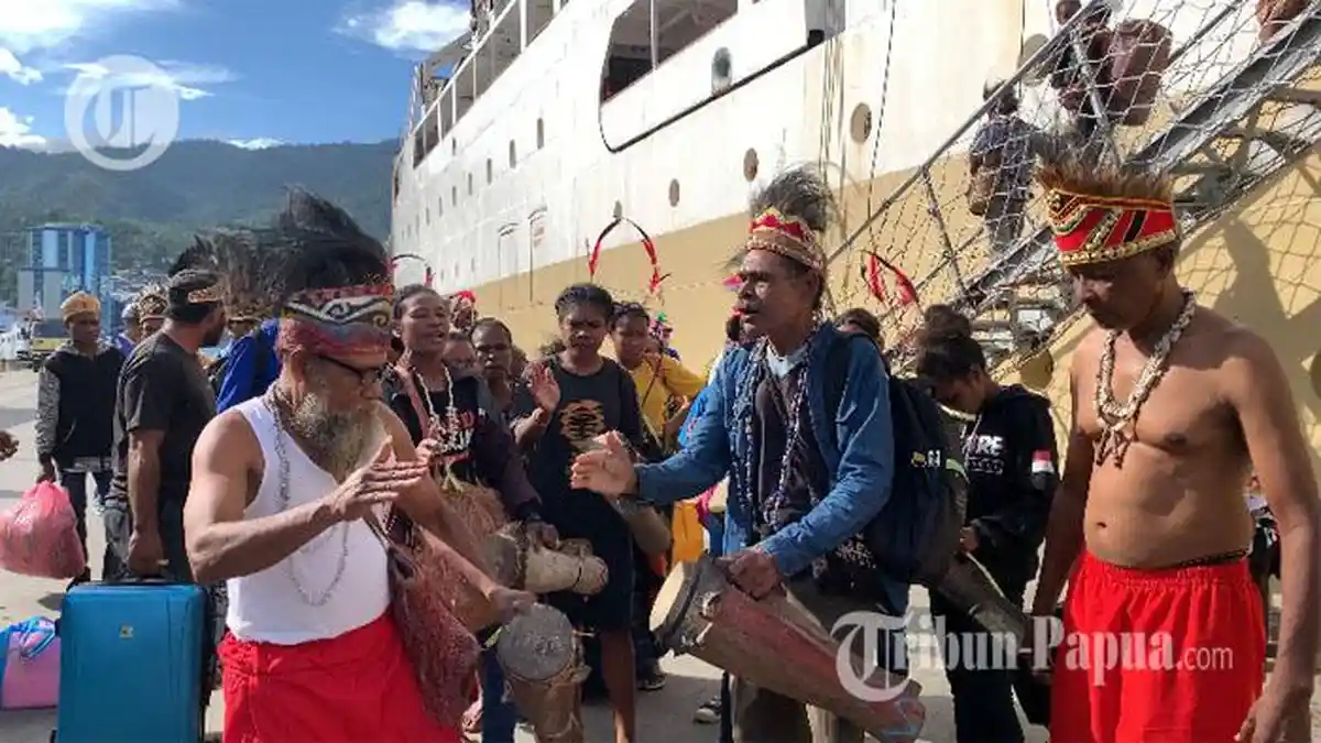 KEREN! Masyarakat Adat Suku Biak Papua Bakal Jalan di Atas Bara Api Saat KMAN VI