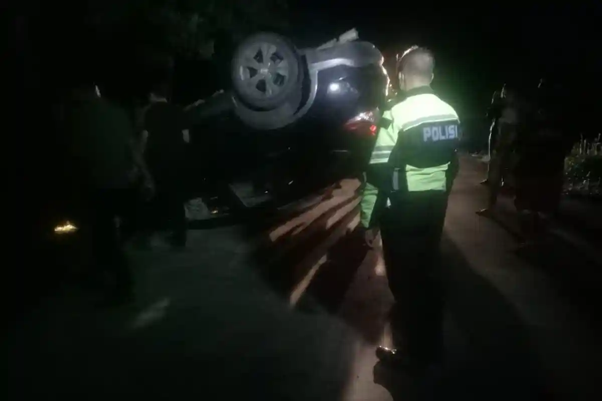 Ngebut Lalu Hilang Kendali, Mobil Ini Tabrak Tiang Listrik dan Terbalik di Sengkang