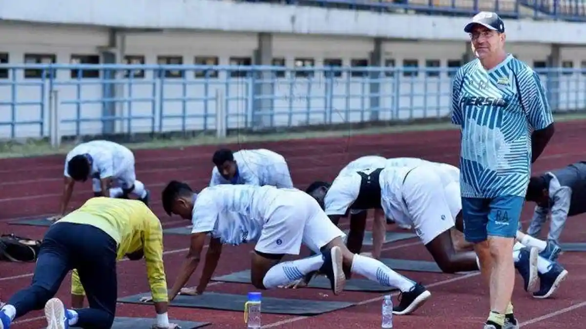 Meski Galau Hadapi Kepastian Kompetisi yang Madih Mendua, Robert Bersemangat Pimpin Latihan Persib