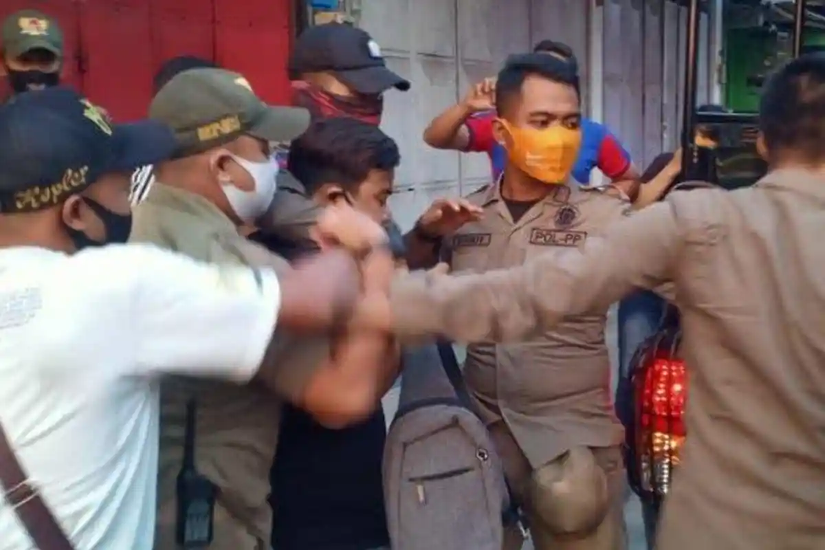 Pria Emosi Panggil Petugas Satpol PP untuk Gerebek Istrinya Selingkuh di Ruko, Jadi Tontonan Warga