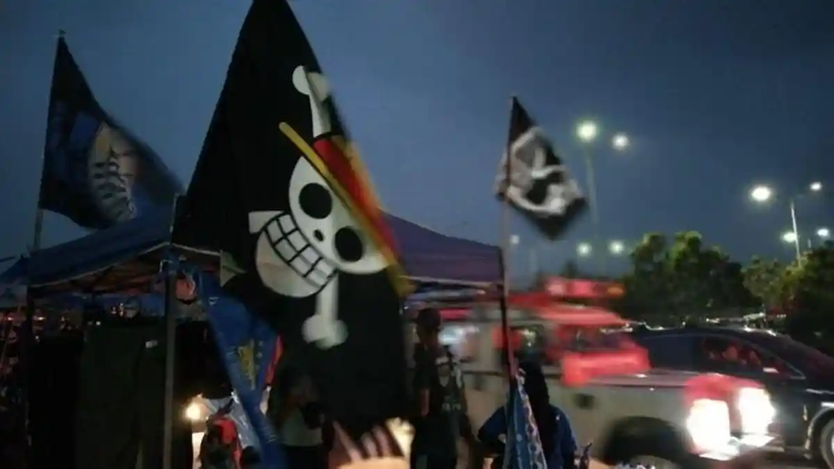 Bendera One Piece Berkibar di Area Stadion GBLA Bandung saat Persib Berjuang Menang
