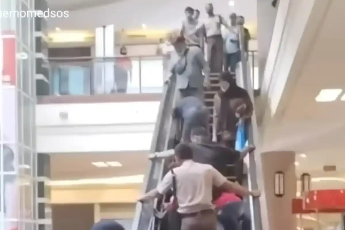 Viral, Detik-detik Tangan Balita Terjepit Eskalator di Mal Cibubur, Korban Menangis Buat Gempar