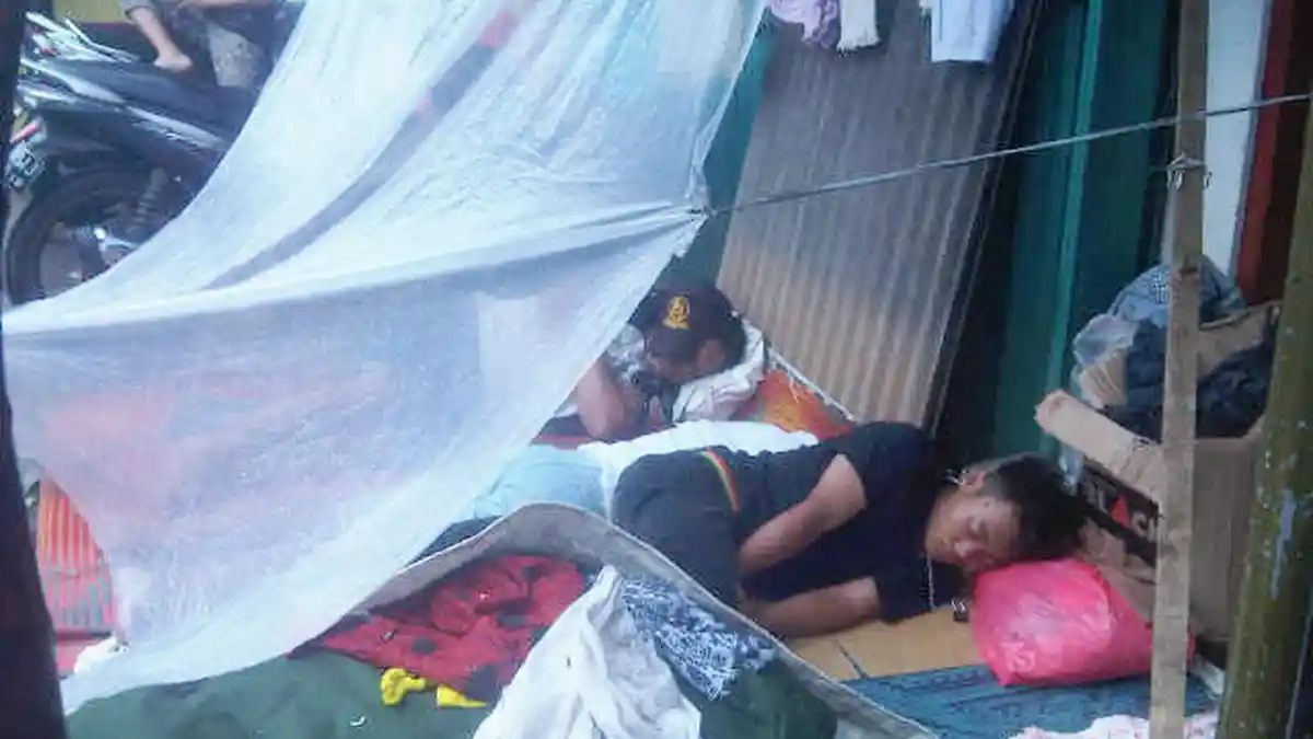 Tenda Dibongkar, Korban Banjir Kampung Pulo Tidur di Emper Toko