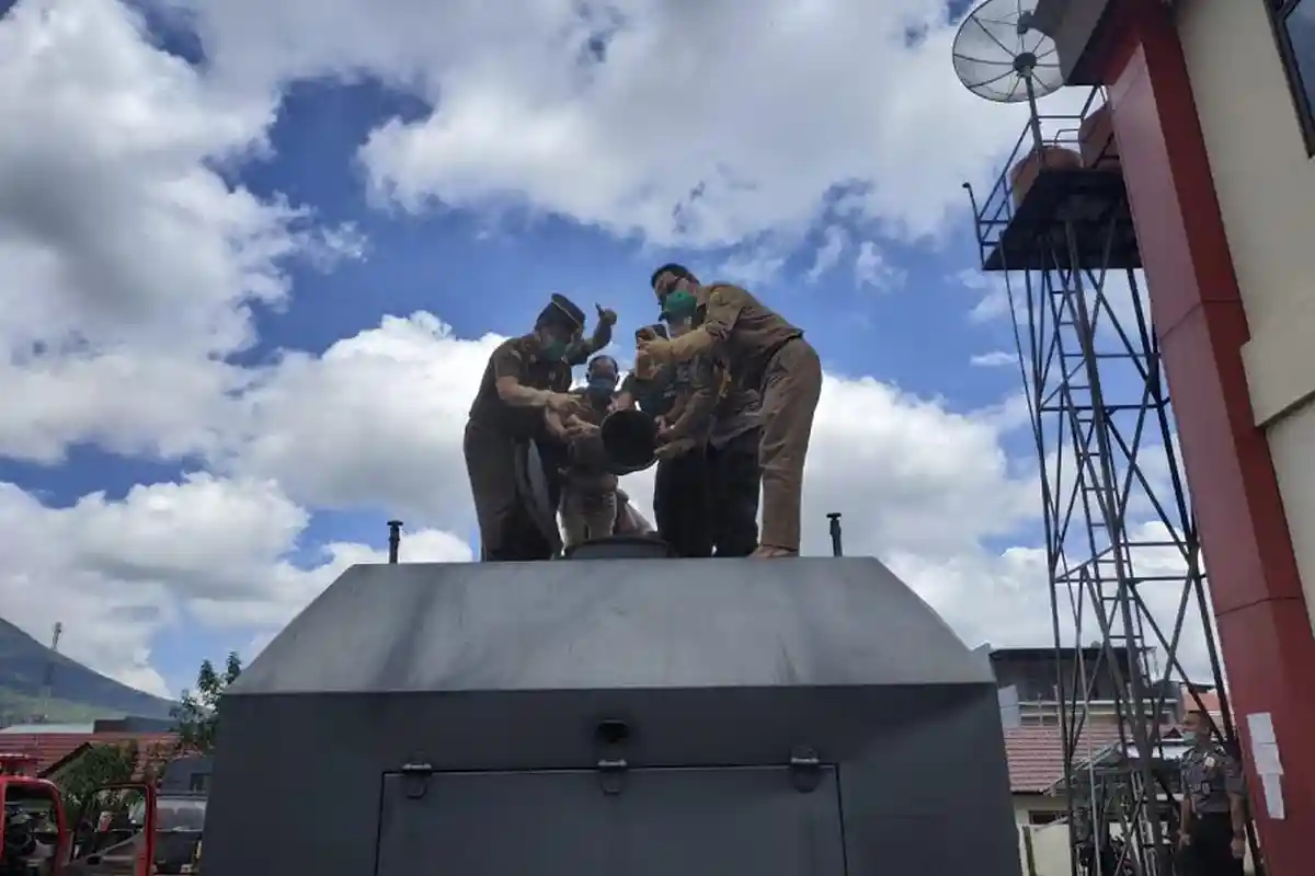 Update Corona Manggarai, Penyemprotan Disinfektan Massal Kerahkan Water Canon dan Tangki Pemadam