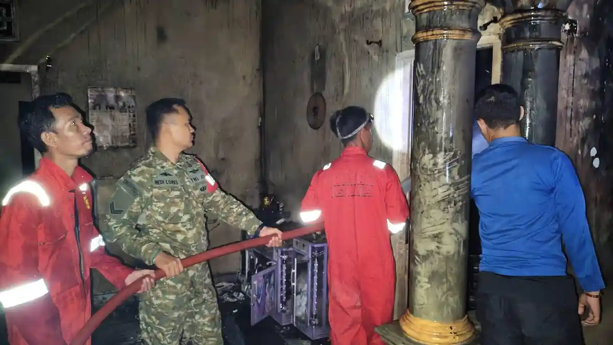 Sedang Yasinan di Rumah Saudara, Rumah Kades di Musi Rawas Terbakar, Diduga Korsleting Listrik - Tribunsumsel.com