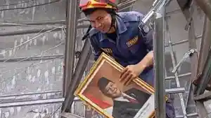 Aksi-heroik-Nana-J-petugas-damkar-DPKP-Kota-CirebonF.jpg