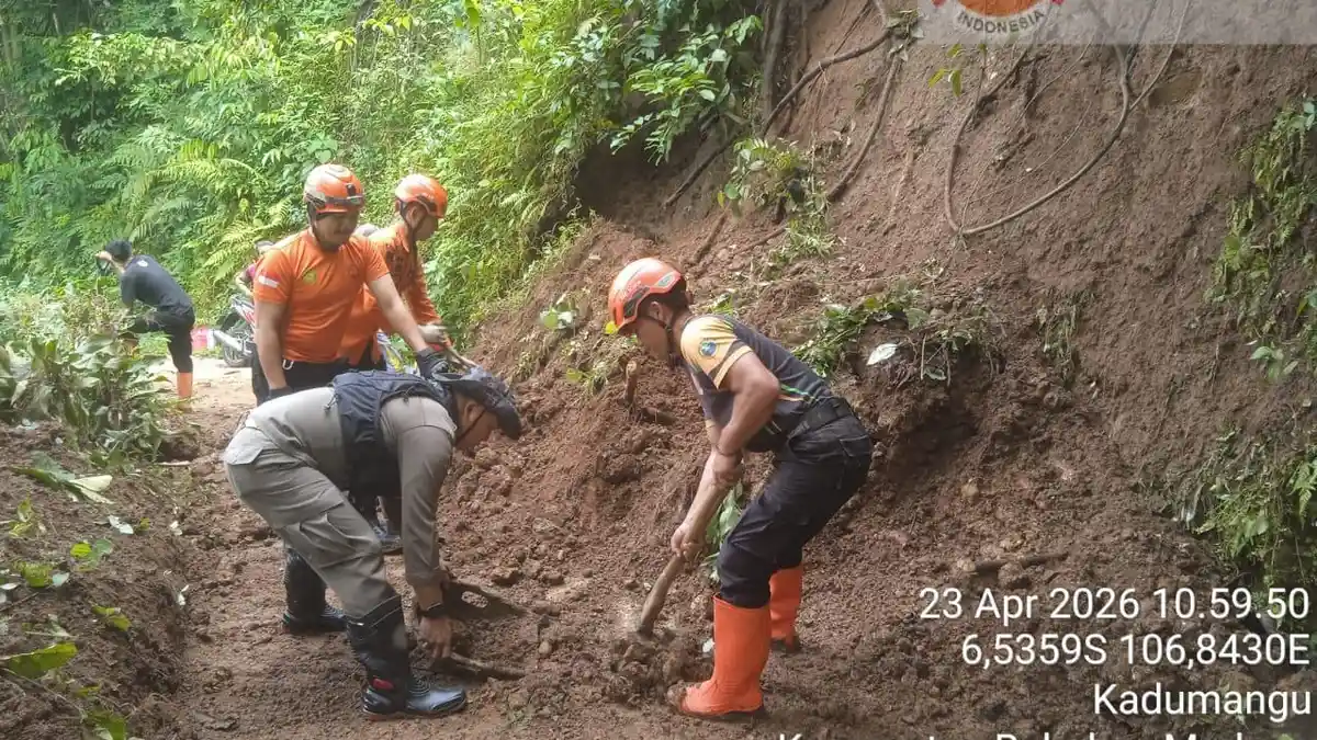 Longsor Tebing 25 Meter Tumbangkan Jalan Penghubung Dua Desa di Sukaraja Bogor