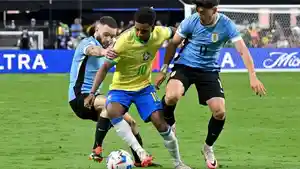 Penyerang-Brasil-Rodrygo-tengah-berebut-bola-dengan-bek-Uruguay.jpg
