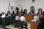 Diupah Rp2,5-3 Juta/Bulan, 3 Pegawai Toko Pengedar Rokok Ilegal Dituntut 3 Tahun Penjara, Bosnya DPO