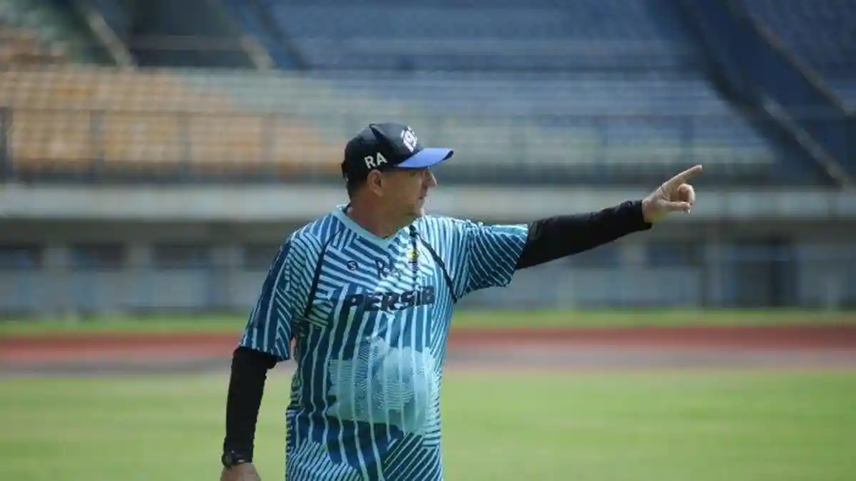 Suporter Desak Robert Alberts Mundur Jika Persib Bandung Kalah dari PSM Makassar, Ini Alasannya