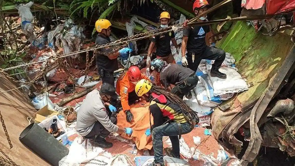 Truk Bermuatan Pupuk Terjun ke Sungai di Wonosobo, Sopir dan Kernet Tewas