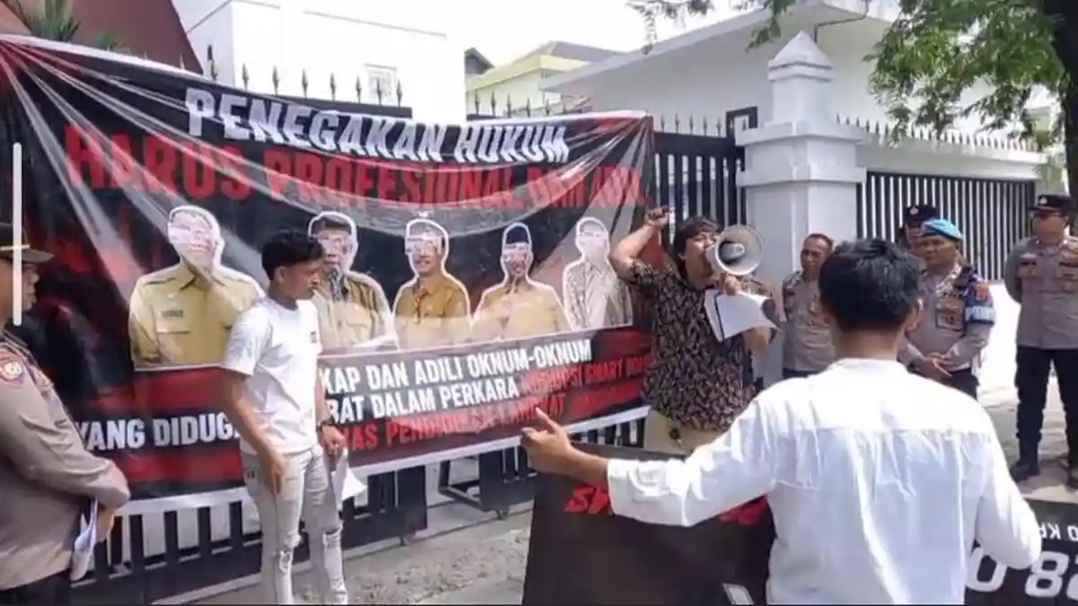 Puluhan Orang Demo PN Medan saat Faisal Hasrimy Jadi Saksi Korupsi Smartboard Langkat