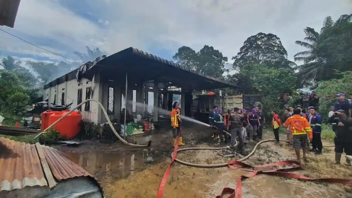 Kebakaran Rumah di Kecamatan Ngabang, Dua Mobil dan Dua Motor Ikut Terbakar