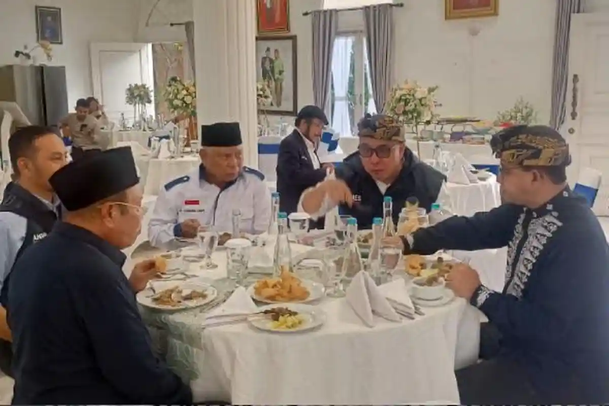 Anies Baswedan 'Begibung' Bareng Simpatisan di Rumah H Rumaksi